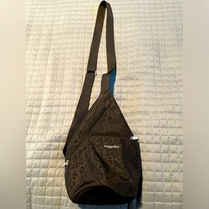 Baggallini crossbody sling black cheetah
